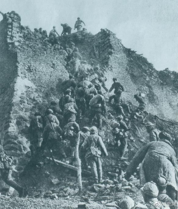 1948年12月，人民解放軍向新保安守敵發起攻擊。這是解放軍戰士登上新保安城頭。 