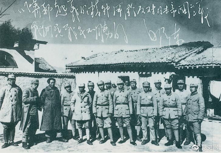 　　1931年12月14日，國民黨第二十六路軍在趙博生、董振堂、季振同、黃中岳率領下，于江西寧都起義，加入工農紅軍，編為紅軍第五軍團。圖為1937年毛澤東、王稼祥、蕭勁光與寧都起義的參加者在延安合影。