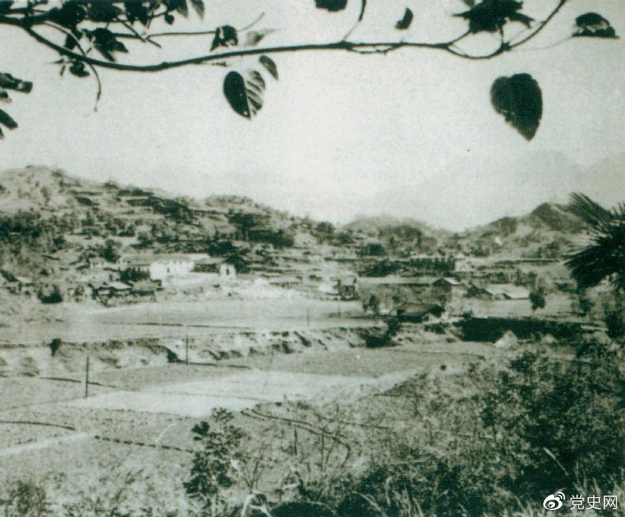 　　湖南桑植縣劉家坪。1935年11月19日，任弼時、賀龍和關向應從這里率部突圍進行長征。