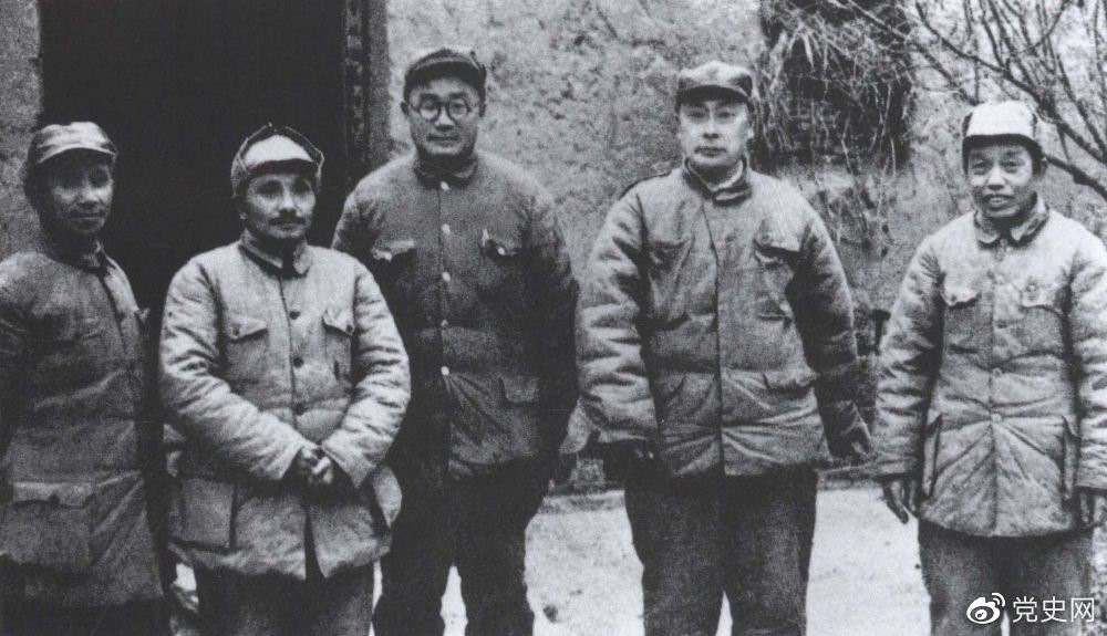 　　1948年11月6日至1949年1月10日，由劉伯承、陳毅、鄧小平、粟裕、譚震林組成，以鄧小平為書記的總前敵委員會(huì)，率華東野戰(zhàn)軍和中原野戰(zhàn)軍及部分地方武裝進(jìn)行淮海戰(zhàn)役。長江中下游以北廣大地區(qū)解放。圖為總前敵委員會(huì)成員合影。