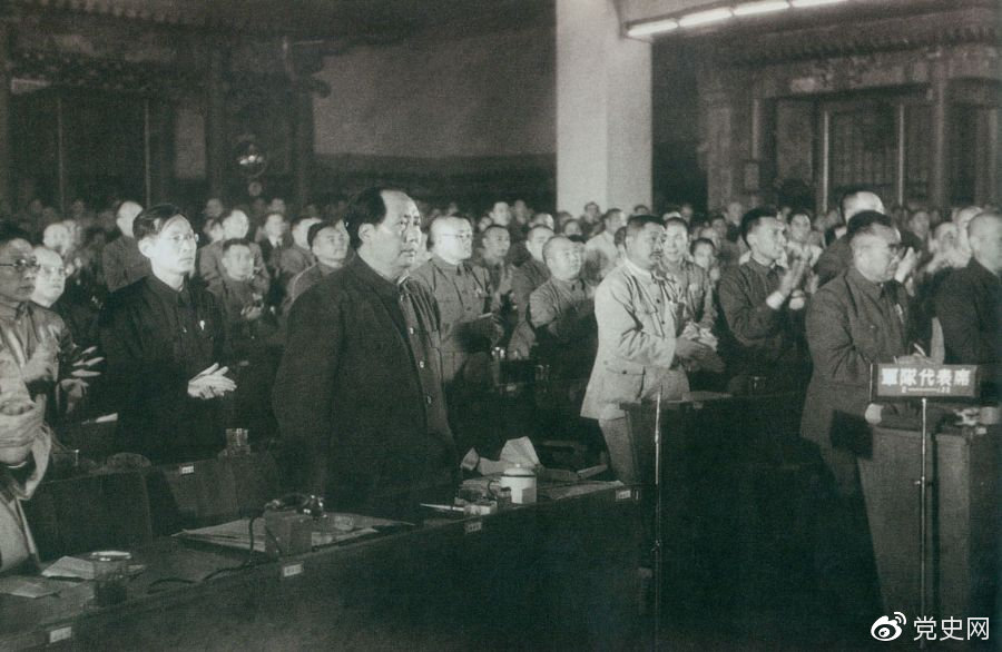 1949年9月30日，毛澤東當(dāng)選中華人民共和國中央人民政府主席，全場起立，鼓掌祝賀。