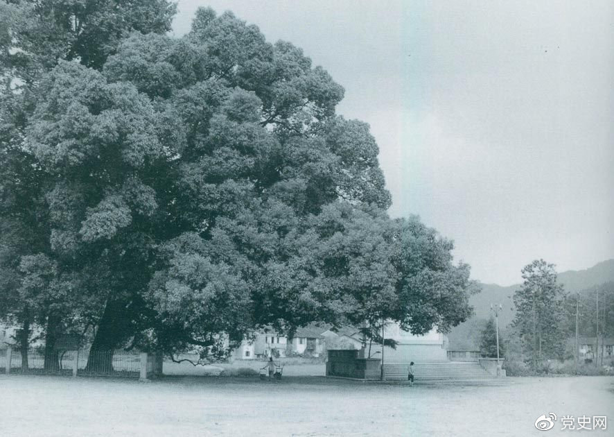 江西永新縣三灣村。1927年9月29日，毛澤東在這里主持召開前委擴大會議，對部隊進行改編，奠定了建設新型人民軍隊的基礎。