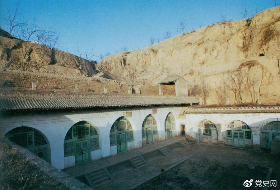 陜西佳縣神泉堡。這是1947年9月23日至11月14日，毛澤東、周恩來和任弼時轉(zhuǎn)戰(zhàn)陜北時的住地。