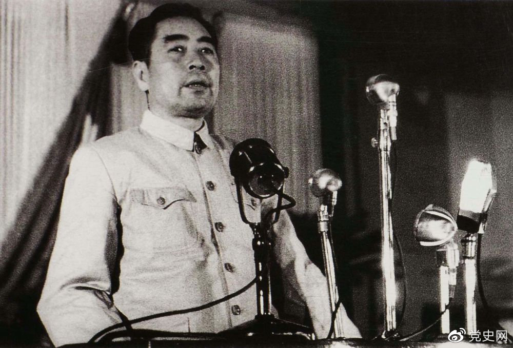 1949年9月22日，周恩來在中國人民政治協商會議第一屆全體會議上作關于共同綱領草案的起草經過和特點的報告。