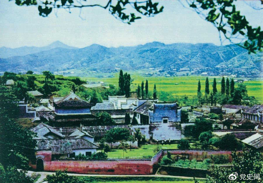 1927年9月19日，毛澤東在瀏陽(yáng)文家市里仁學(xué)校召開(kāi)前敵委員會(huì)會(huì)議，經(jīng)過(guò)激烈爭(zhēng)論，決定放棄攻打長(zhǎng)沙的計(jì)劃，改向敵人統(tǒng)治力量薄弱的湘贛邊界的山區(qū)進(jìn)軍。圖為文家市里仁學(xué)校舊址。