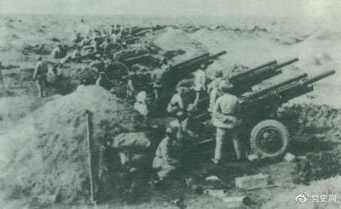 遼沈戰役于1948年9月12日打響,東北野戰軍首先攻克錦州,至11月2日戰役全部結束,殲滅衛立煌集團47萬余人,取得震驚中外的巨大勝利。這是圍攻錦州的東北野戰軍炮群。