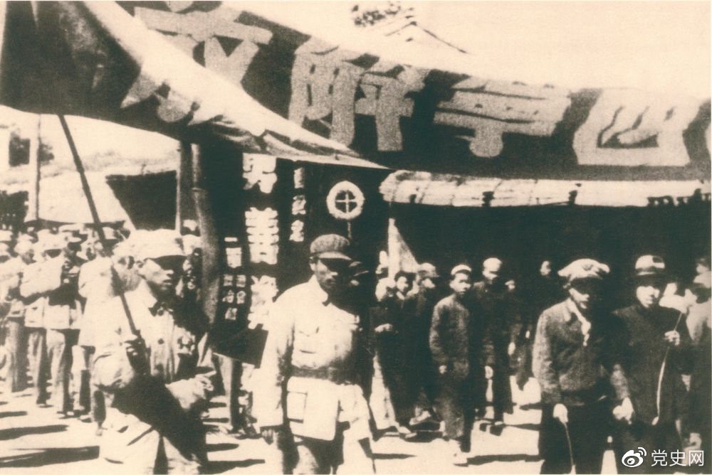 1949年9月,青海西寧解放。圖為人民解放軍列隊進入西寧城區。