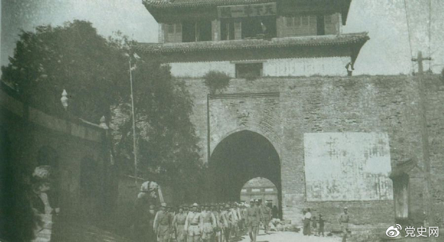 1945年8月下旬,八路軍解放山海關(guān)。