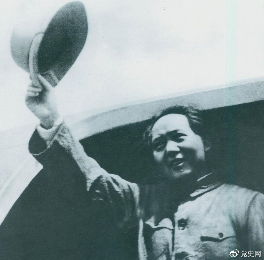 1945年8月28日,毛澤東飛赴重慶時,向前來歡送的延安軍民揮手告別。