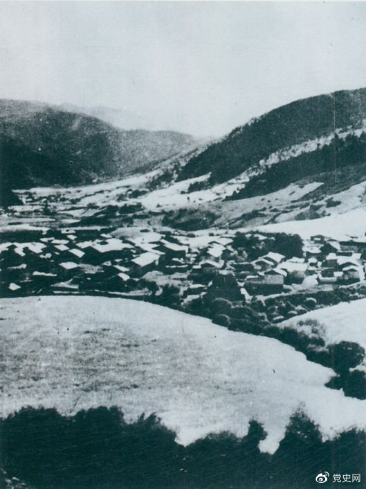 1935年8月20日，中共中央政治局在毛兒蓋召開會議，作出了《關于目前戰略方針之補充決定》，再次重申兩河口會議關于北上的戰略方針。圖為毛兒蓋。