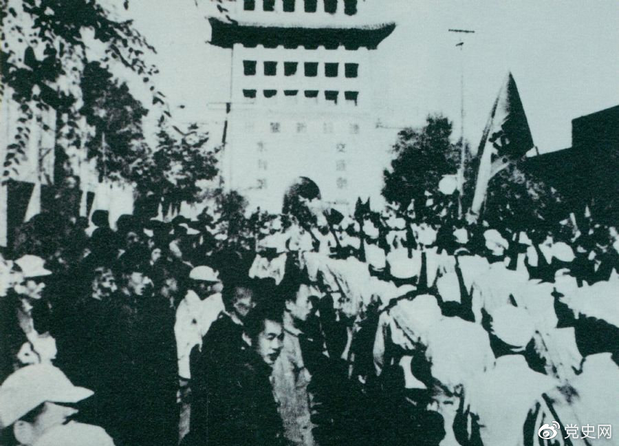 1949年8月,蘭州解放。圖為第一野戰軍開進蘭州市區。