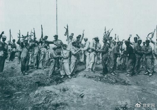 1953年7月28日,朝鮮人民軍來到志愿軍陣地上,互相祝賀、共同歡呼抗美斗爭的偉大勝利。