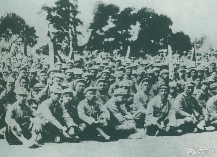 盧溝橋事變后的第11天,1937年7月18日,延安召開群眾大會,毛澤東發(fā)表演說。據(jù)當時報載:“演詞激昂,聽眾均摩拳擦掌,熱血沸騰,愿赴抗日戰(zhàn)場,與日寇決一死戰(zhàn)。”