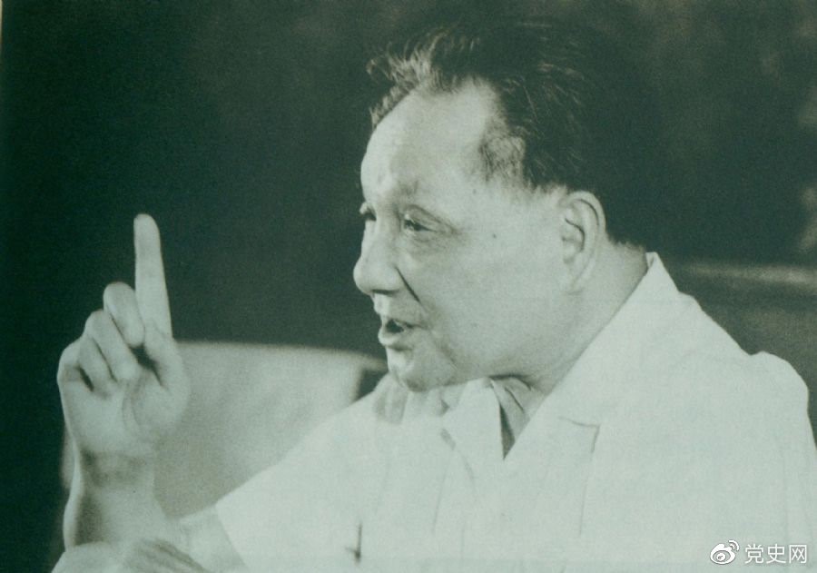 　　1981年6月27日，中共十一屆六中全會通過《關于建國以來黨的若干歷史問題的決議》。圖為鄧小平在閉幕會上發表講話。