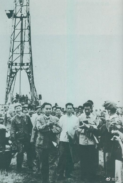 1962年6月,周恩來到大慶視察,這是在1202鉆井隊現場參觀。