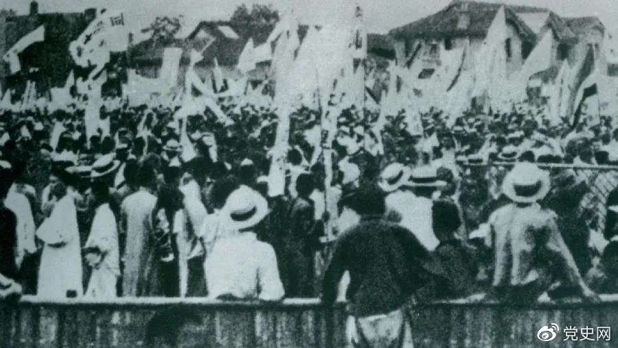 1925年5月30日,上海爆發了反帝愛國的五卅運動,掀起了全國范圍大革命高潮。