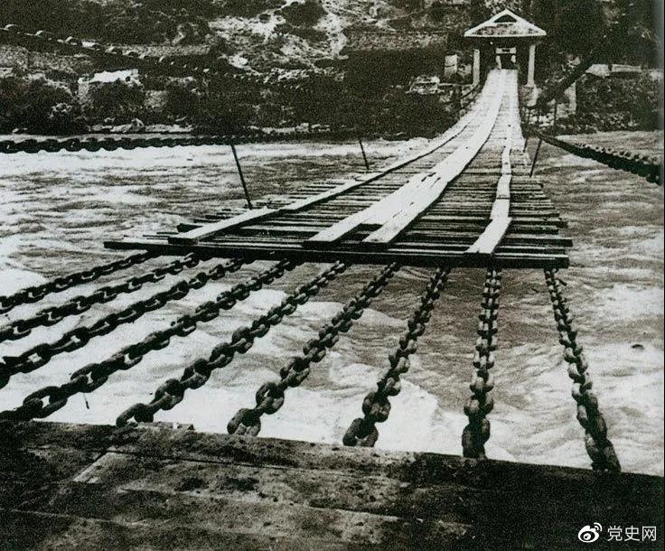 1935年5月29日,中央紅軍左縱隊先頭部隊在瀘定橋西頭發起奪橋戰斗,勝利搶占大橋。圖為瀘定橋。