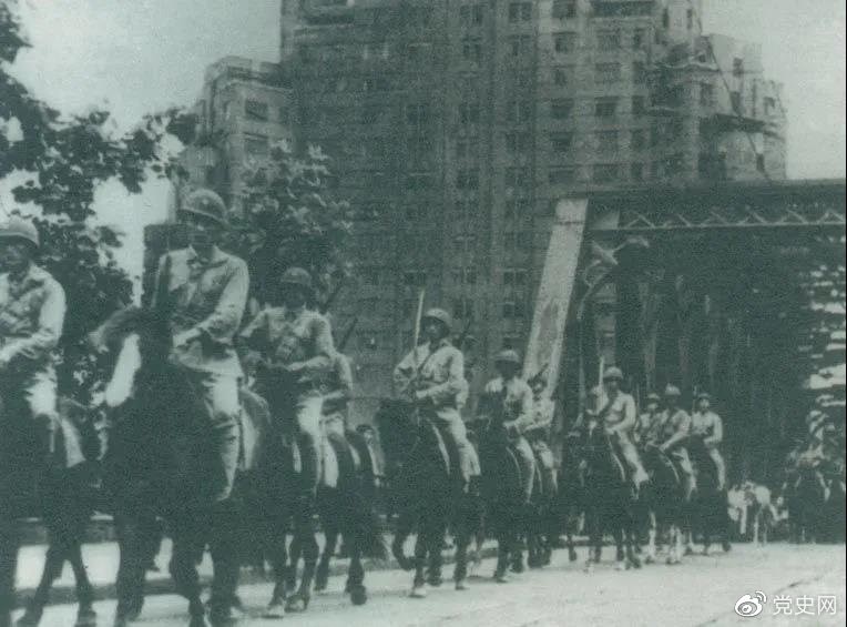 1949年5月,人民解放軍殲滅退守上海的敵軍15萬人,解放了這個中國最大的城市。圖為解放軍進駐上海。