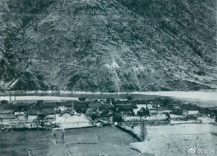 　　1935年5月25日，紅一方面軍到達大渡河南岸的安順場。紅軍17名勇士靠一葉孤舟強渡大渡河，為沿大渡河左岸北上的部隊打開了一條通道。圖為安順場一角。